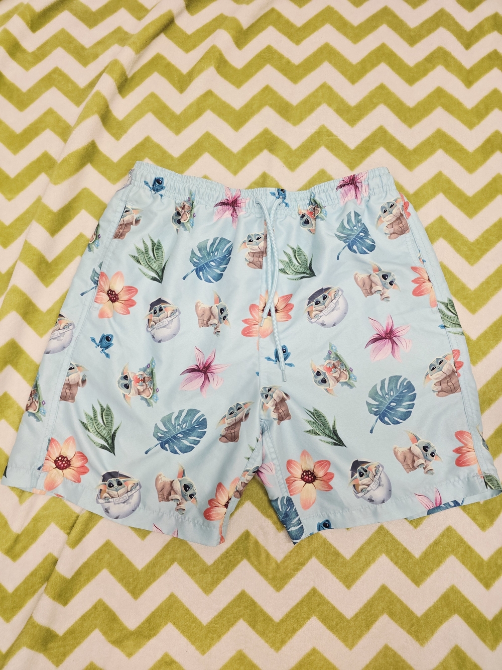 Star Wars Men's Baby Yoda Light Blue Floral Men's Swim Trunks Size Medium